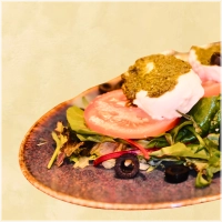 Verse mozzarella, tomaten, pesto en olijfolie