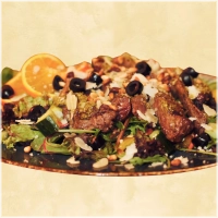 Gegrilde en gesneden ossenhaas met rucola, parmezaanse kaas en balsamico creme