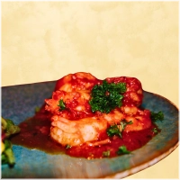 Drie grote gebakken garnalen in cognac saus