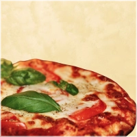 Pizza met mozzarella kaas, verse tomaat en basilicum