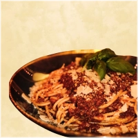 Gehaktsaus en parmezaanse kaas